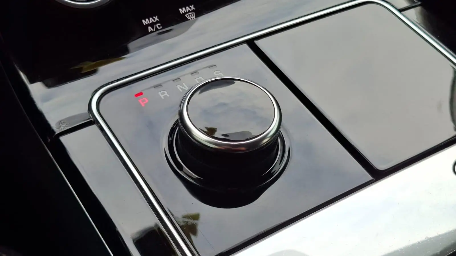 
								Land Rover Range Rover Velar full									