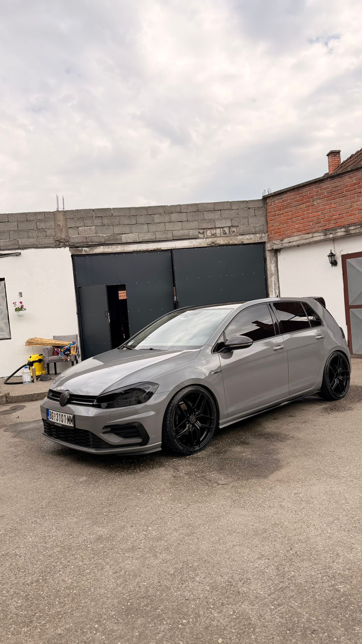 
								Volkswagen Golf full									