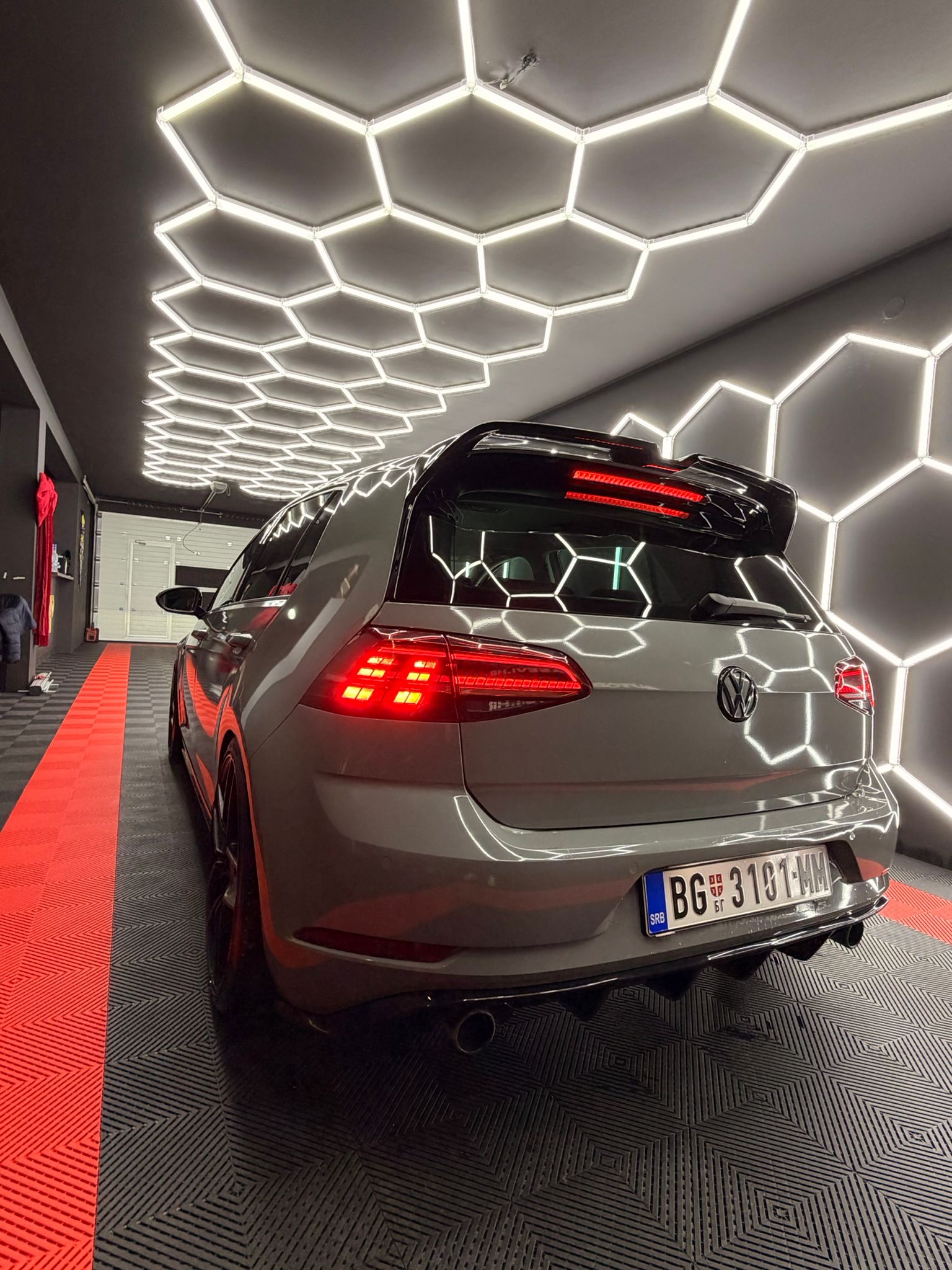 
								Volkswagen Golf full									