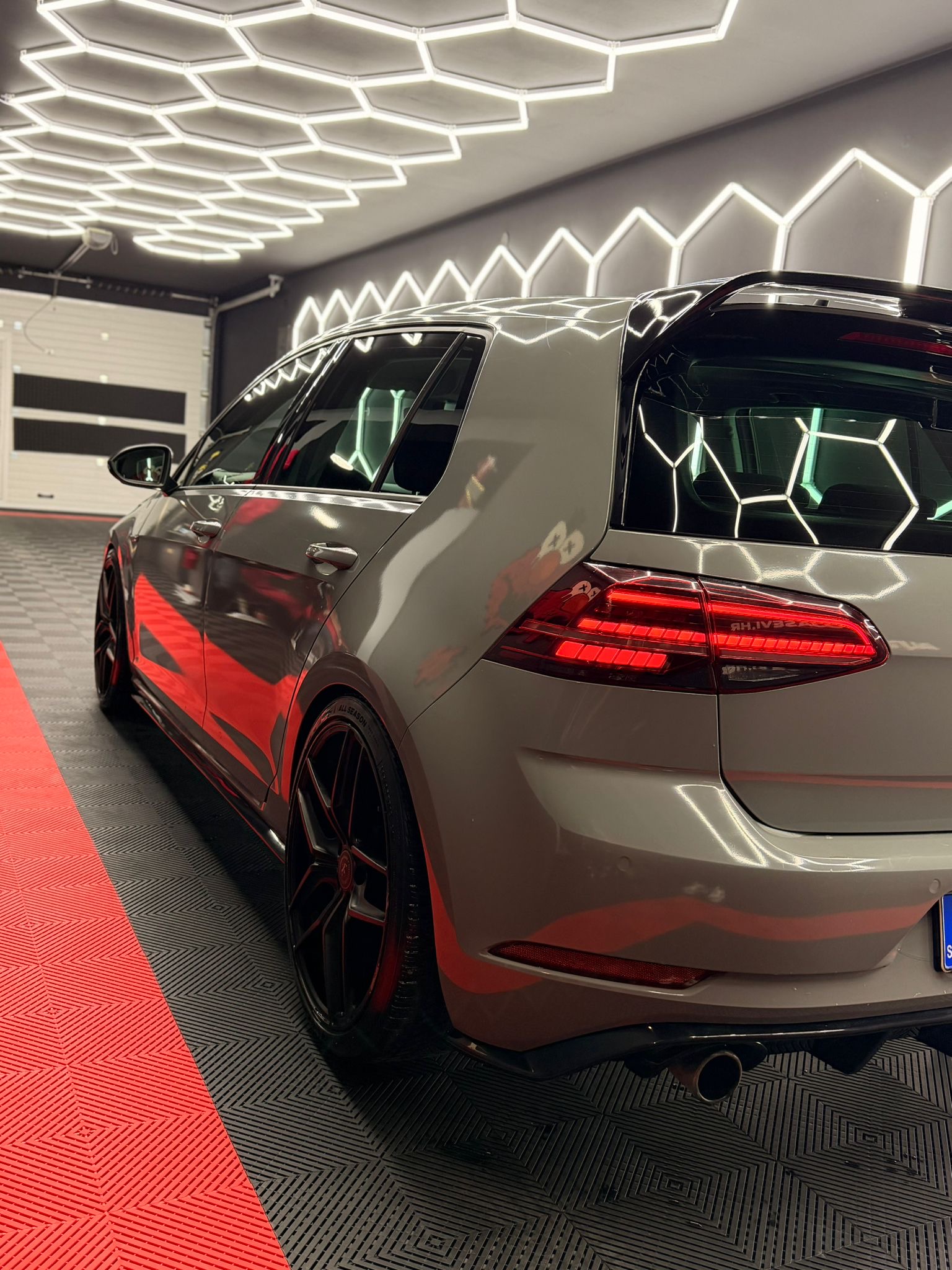 
								Volkswagen Golf full									