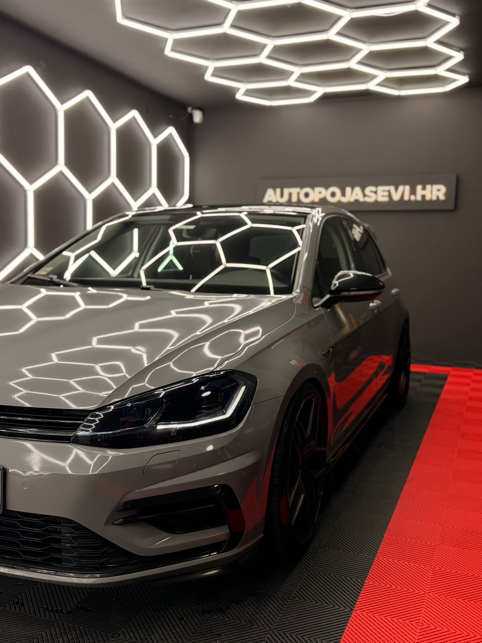 
								Volkswagen Golf full									