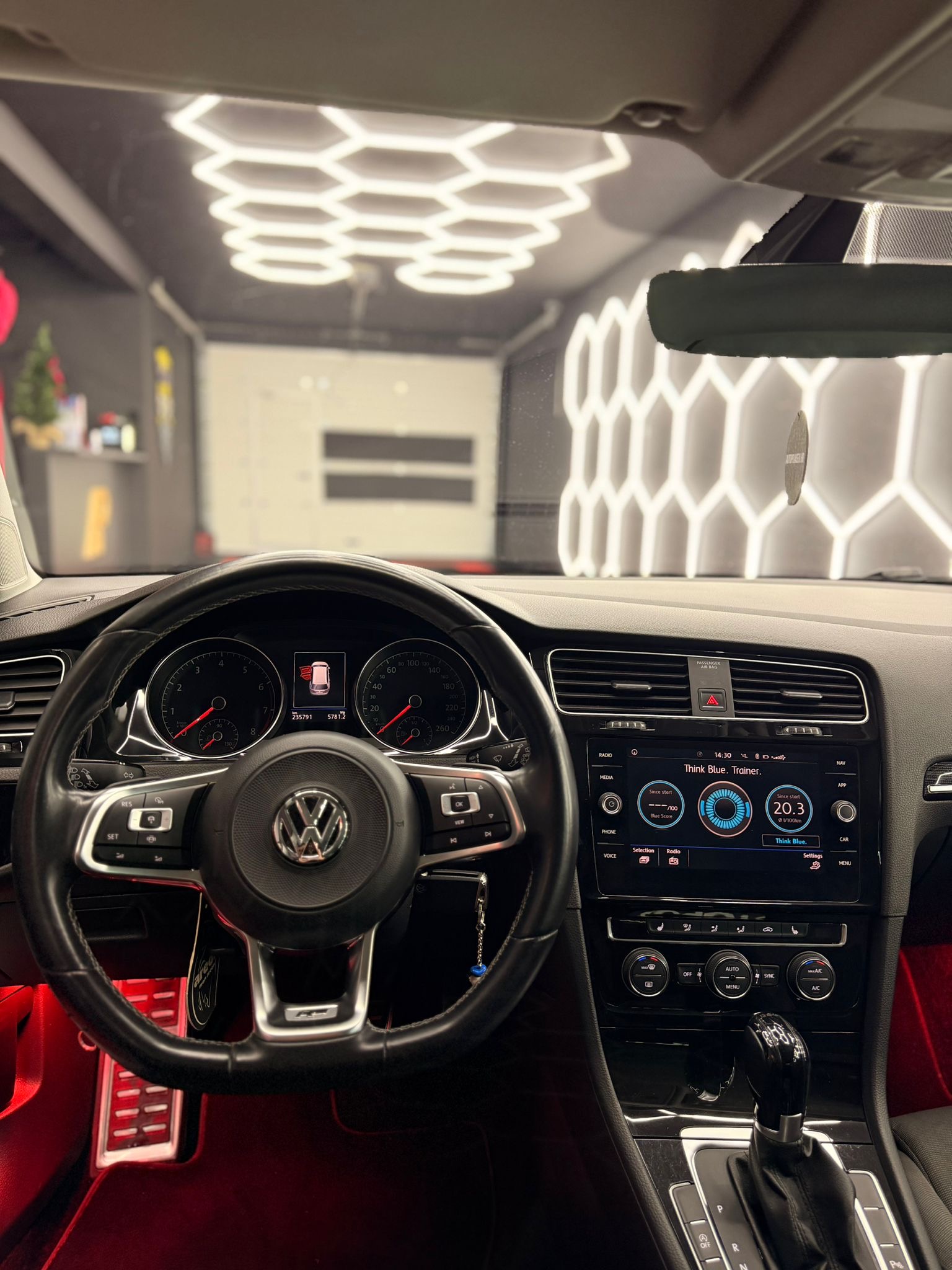 
								Volkswagen Golf full									