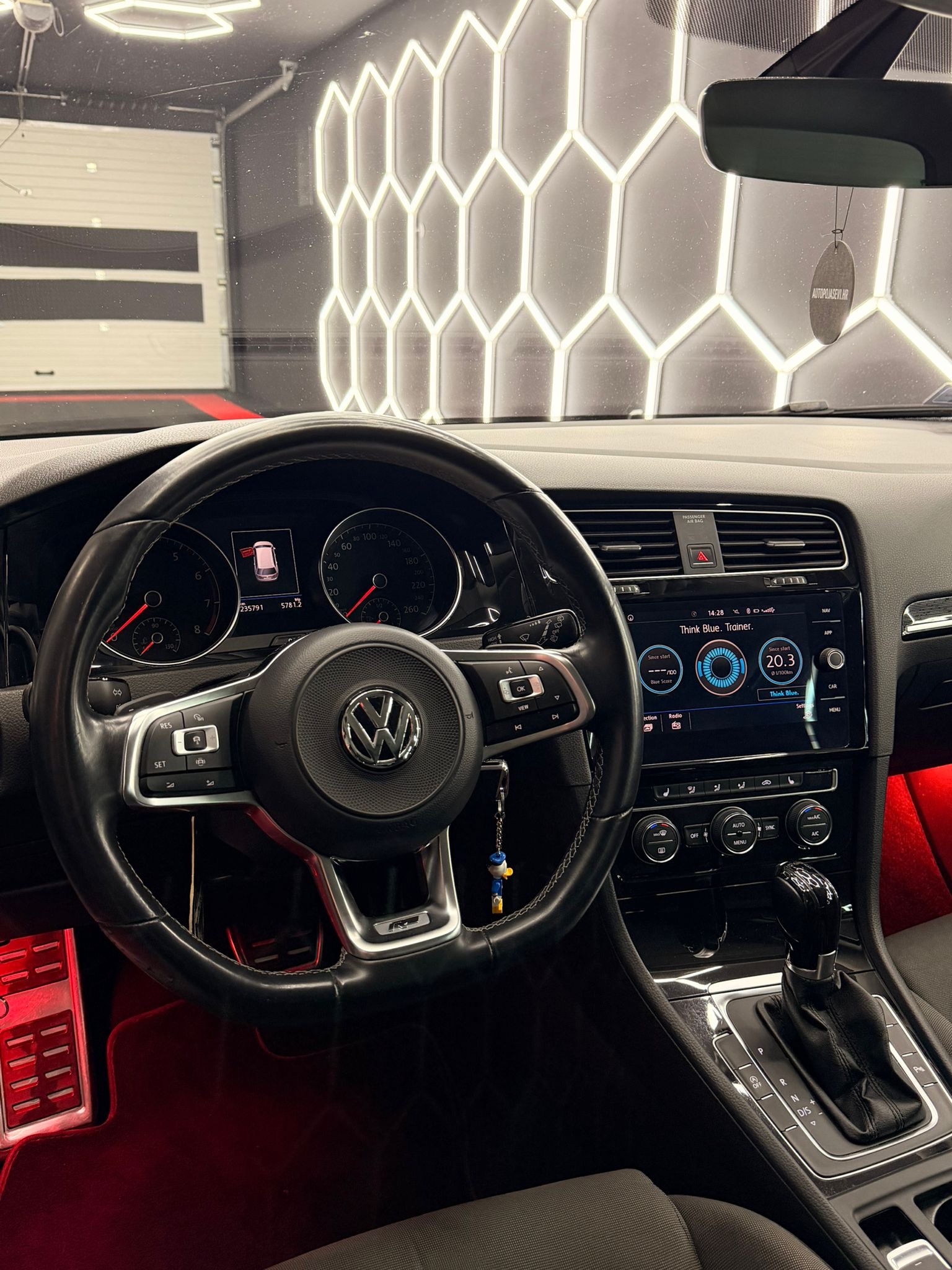 
								Volkswagen Golf full									
