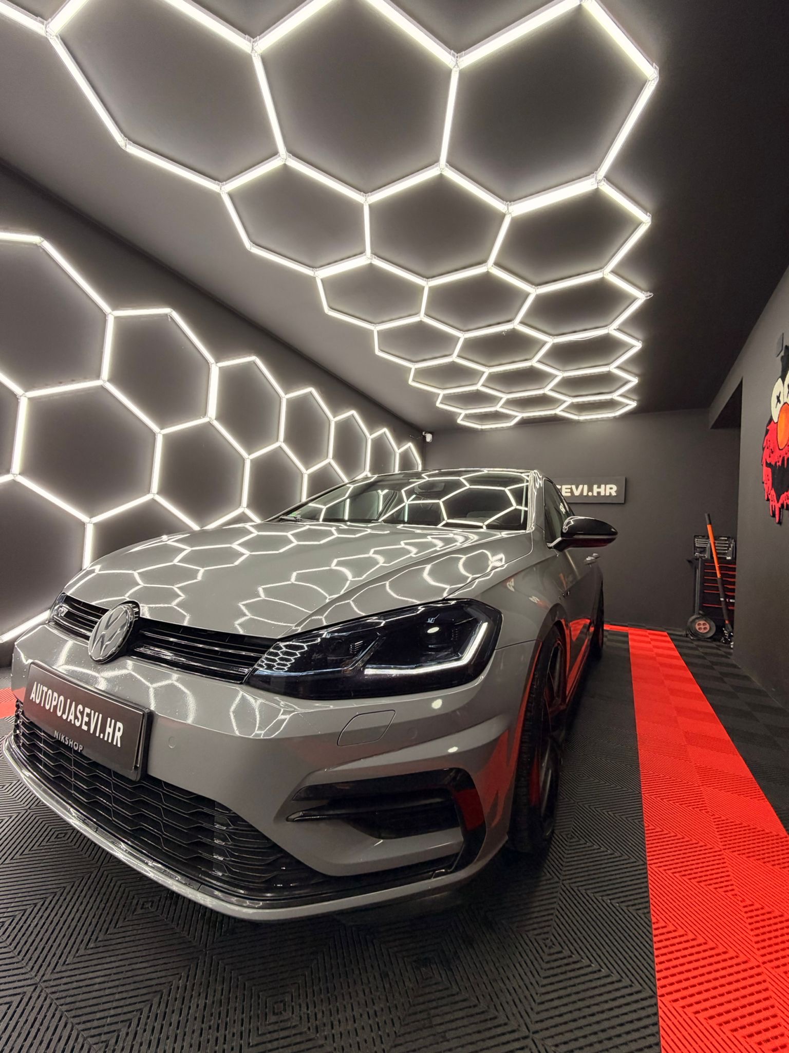 
								Volkswagen Golf full									
