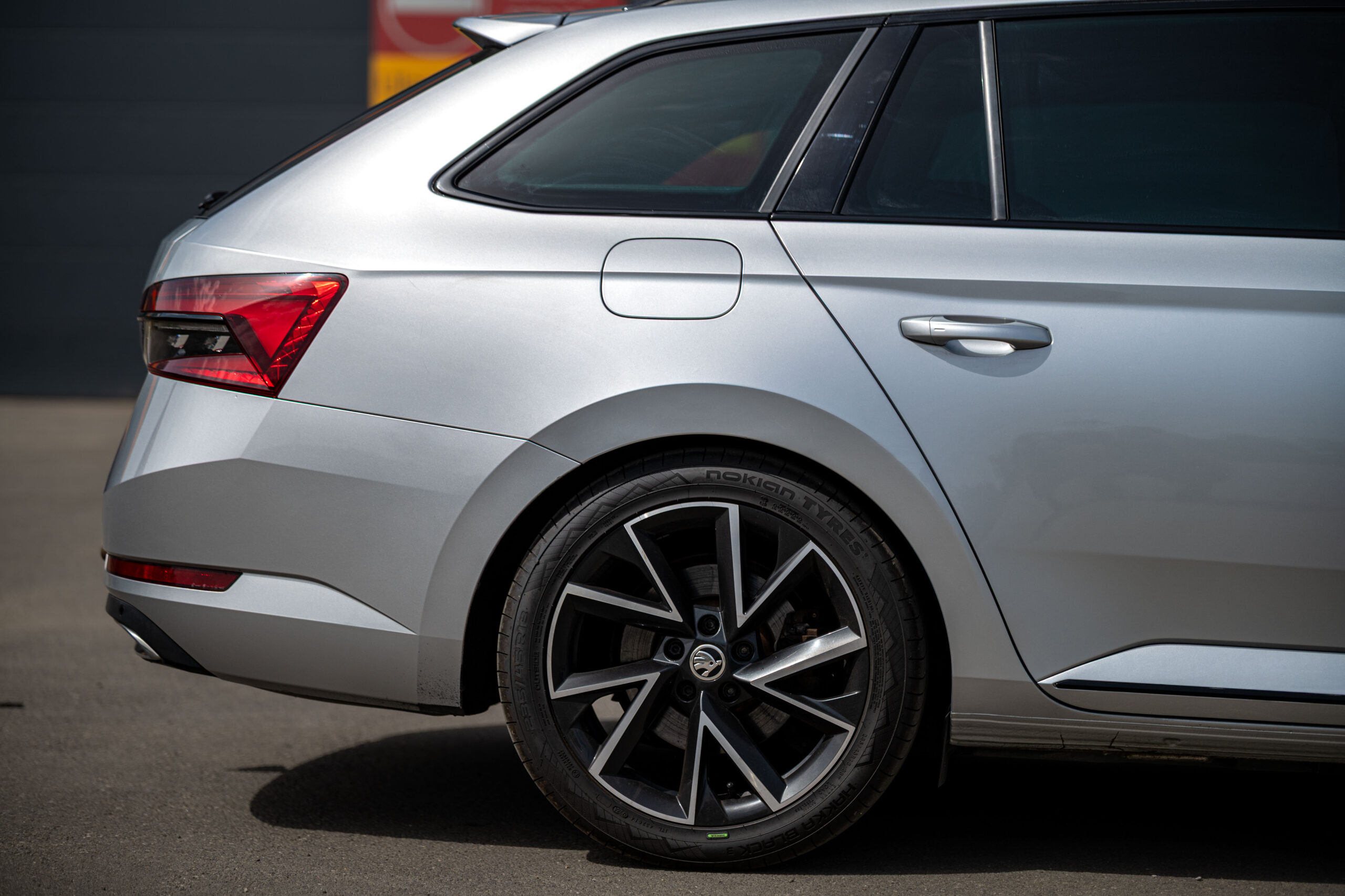 
								Škoda Superb full									