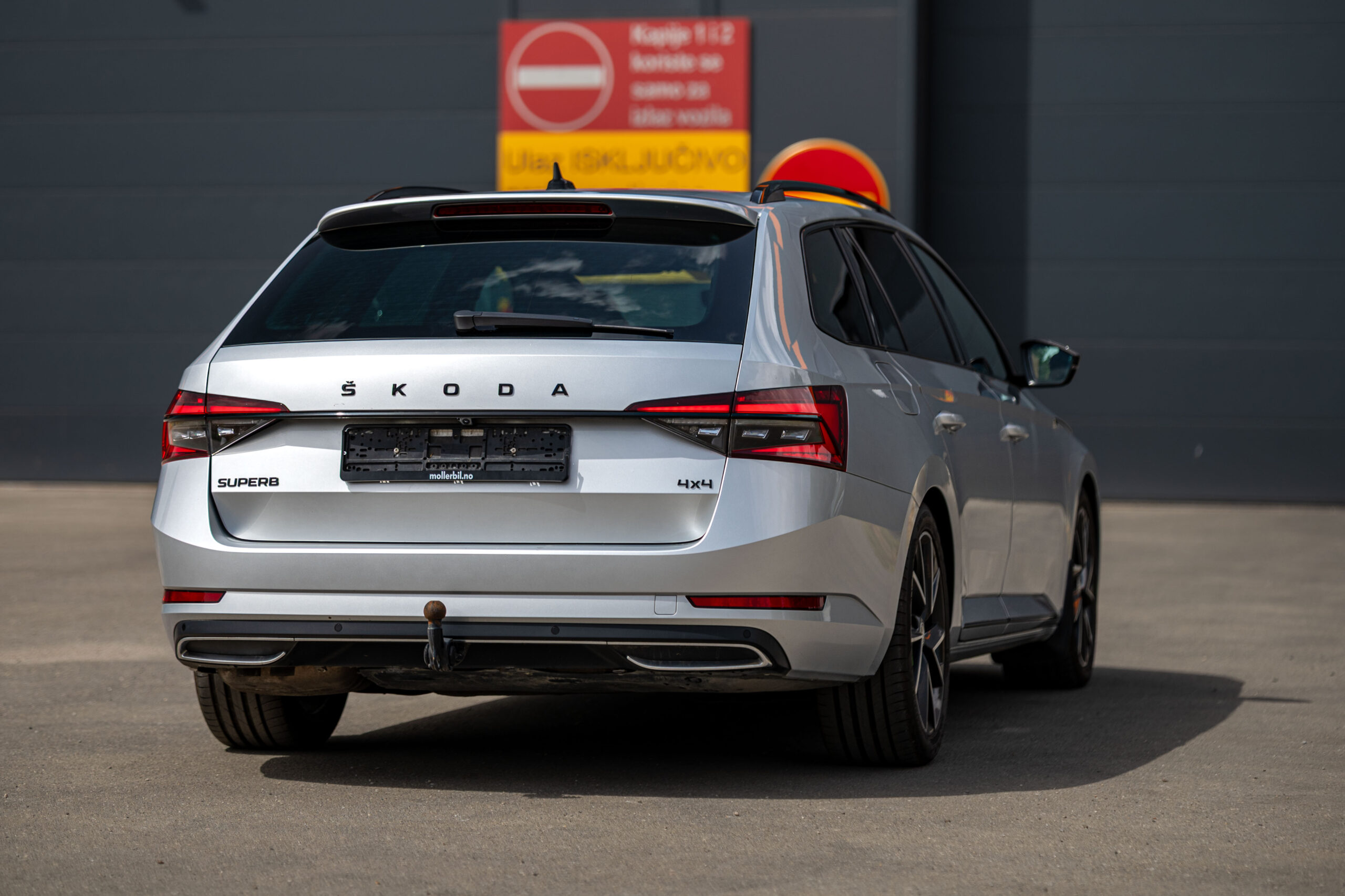 
								Škoda Superb full									