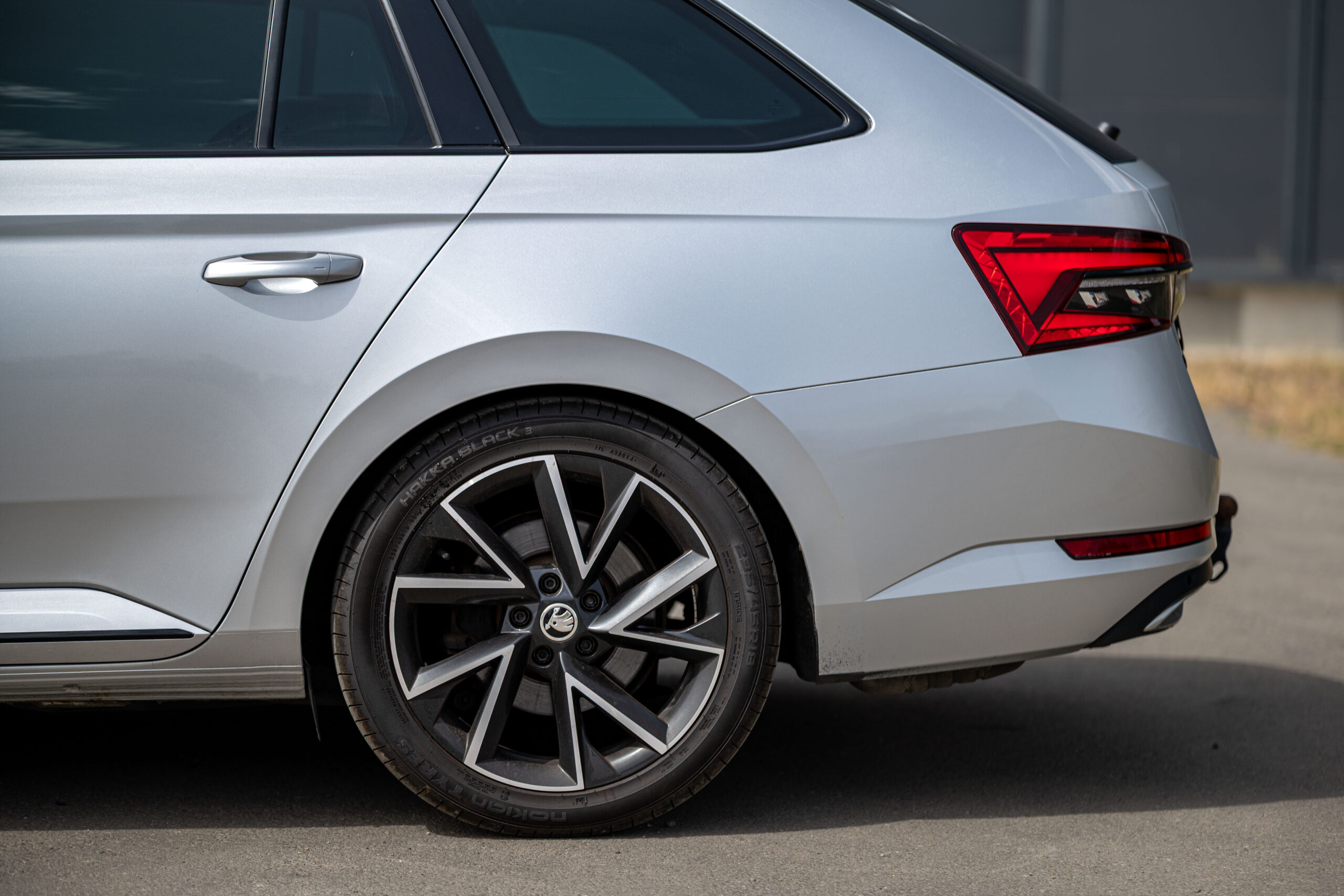 
								Škoda Superb full									