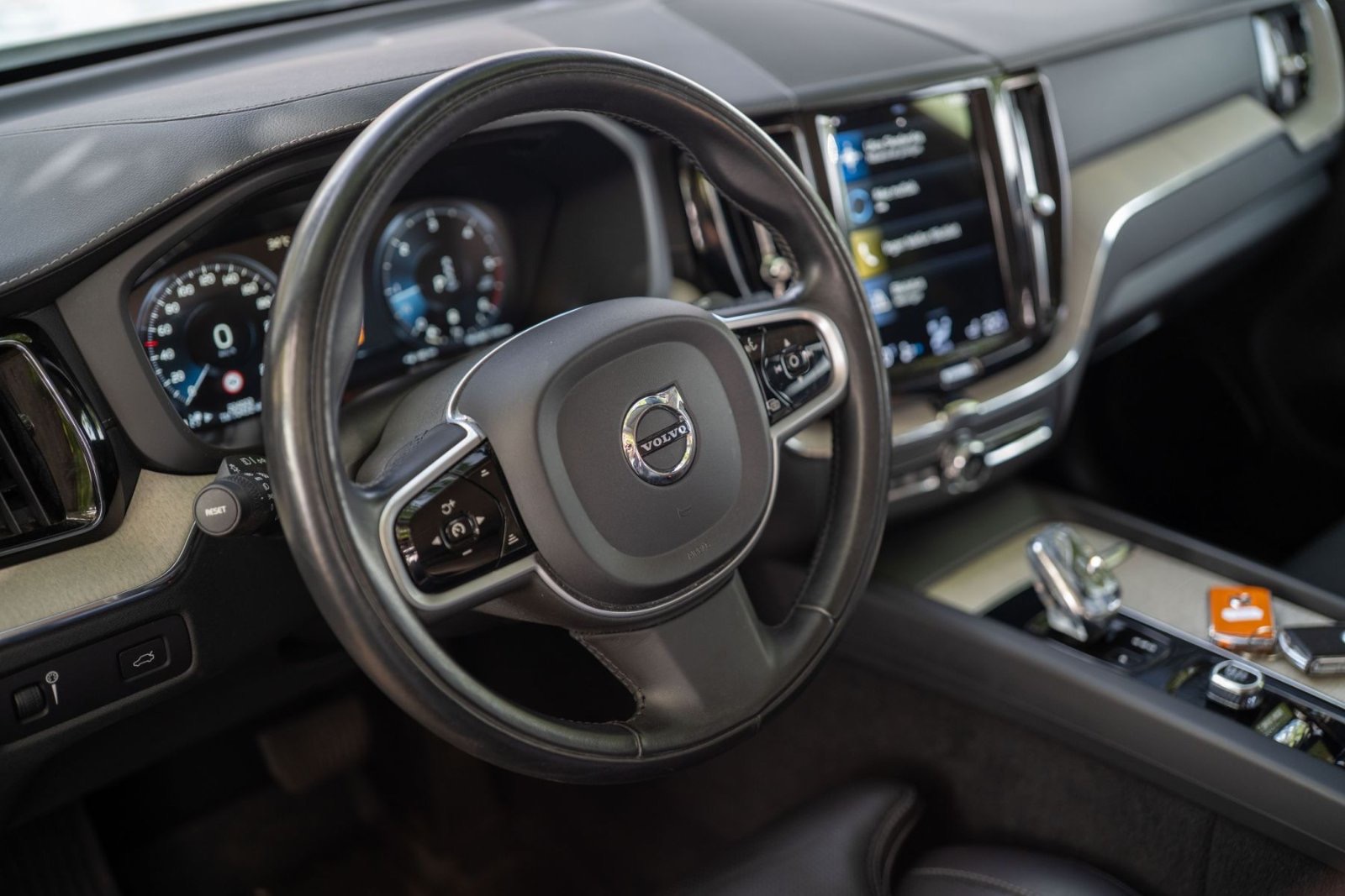 
								Volvo XC60 full									