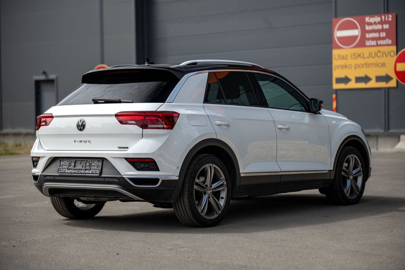 
								Volkswagen T-Roc full									