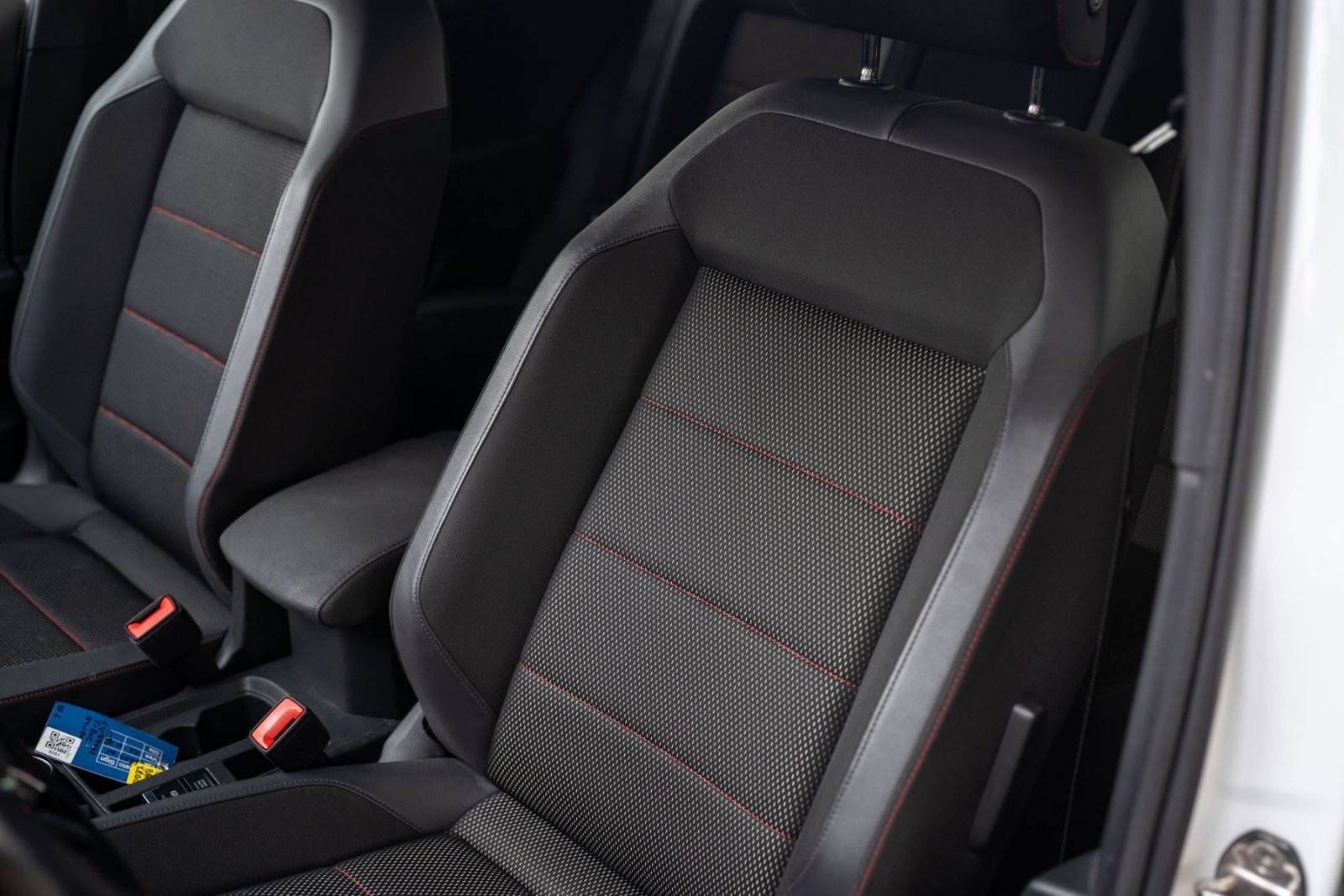 
								Volkswagen T-Roc full									