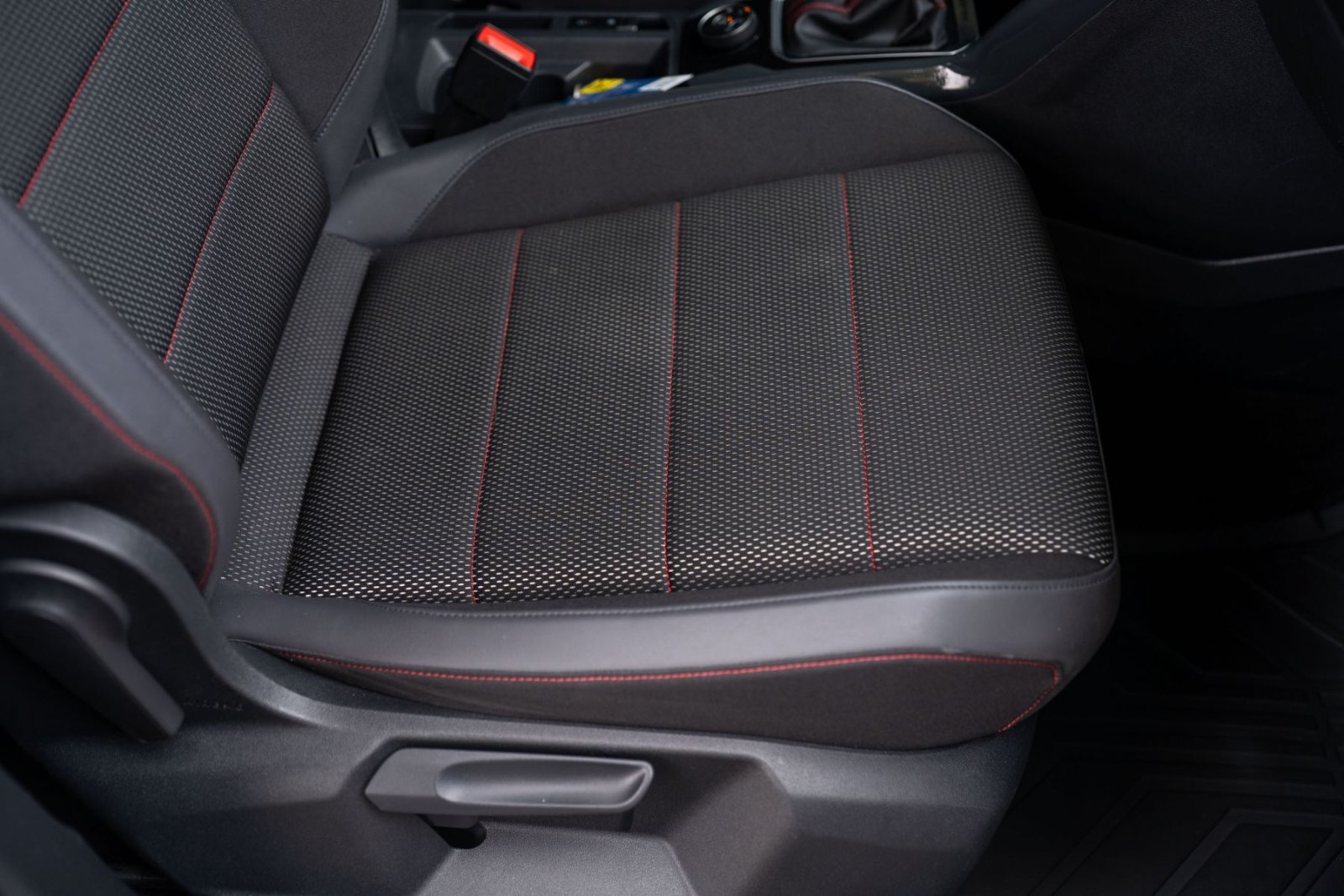 
								Volkswagen T-Roc full									