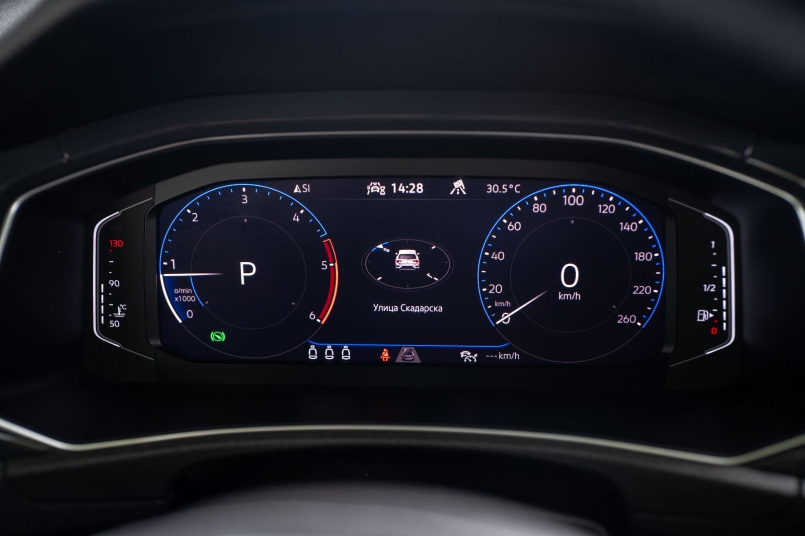 
								Volkswagen T-Roc full									